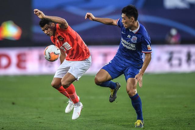 辽宁揭幕战赛前领取总冠军戒指 升起冠军旗帜